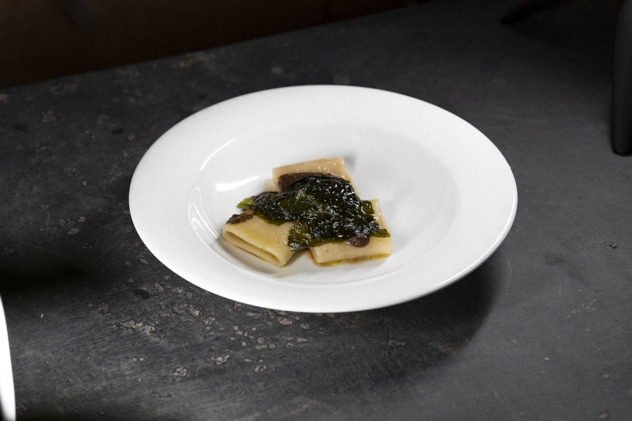 Mezzi paccheri con nero di totano, #tumapersa e bieta croccante