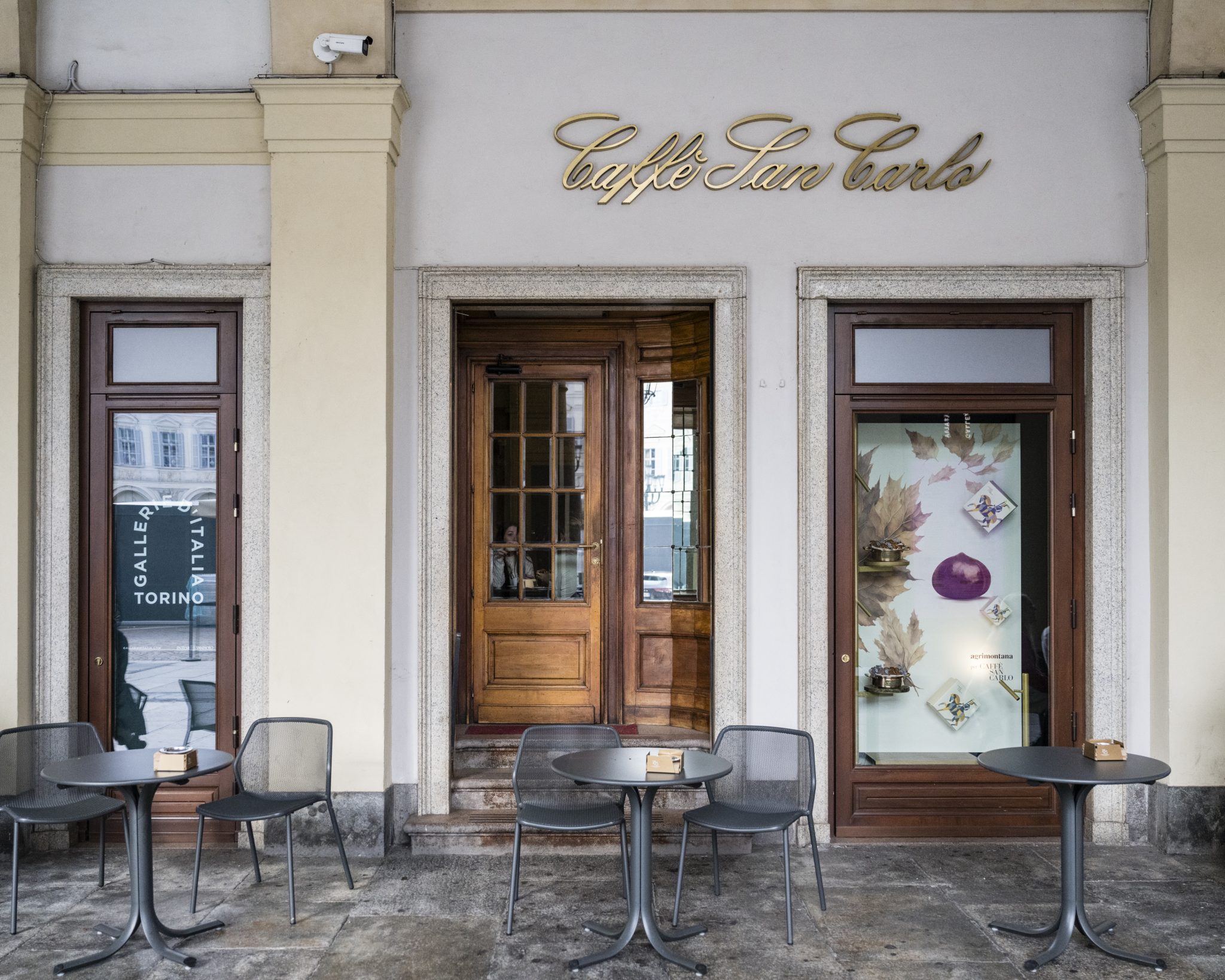 Ingresso storico del Caffè San Carlo in Piazza San Carlo a Torino, bar eccellenza per lo Specialty Coffee.