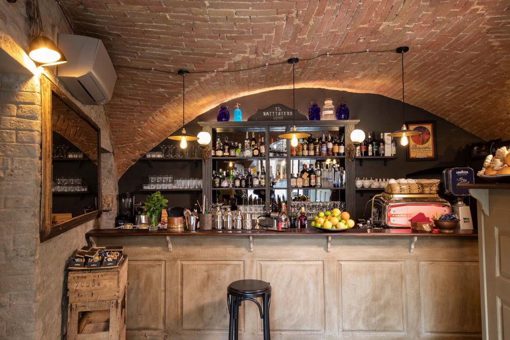 Visuale interna del bancone del Battistero Bistrot di Siena