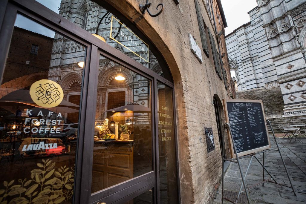 La vetrata di ingresso del Battistero Bistrot di Siena