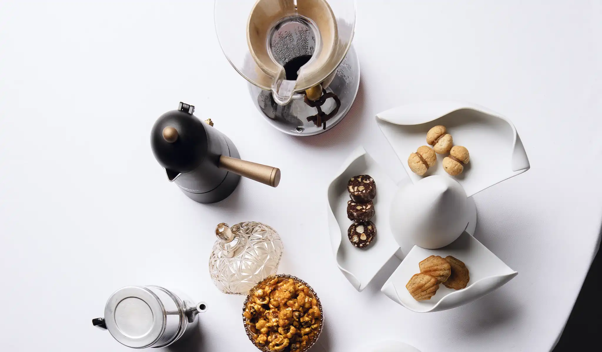 Specialty Coffee servito in moka con piccola pasticceria artigianale presso il Ristorante Sine by Di Pinto a Milano.